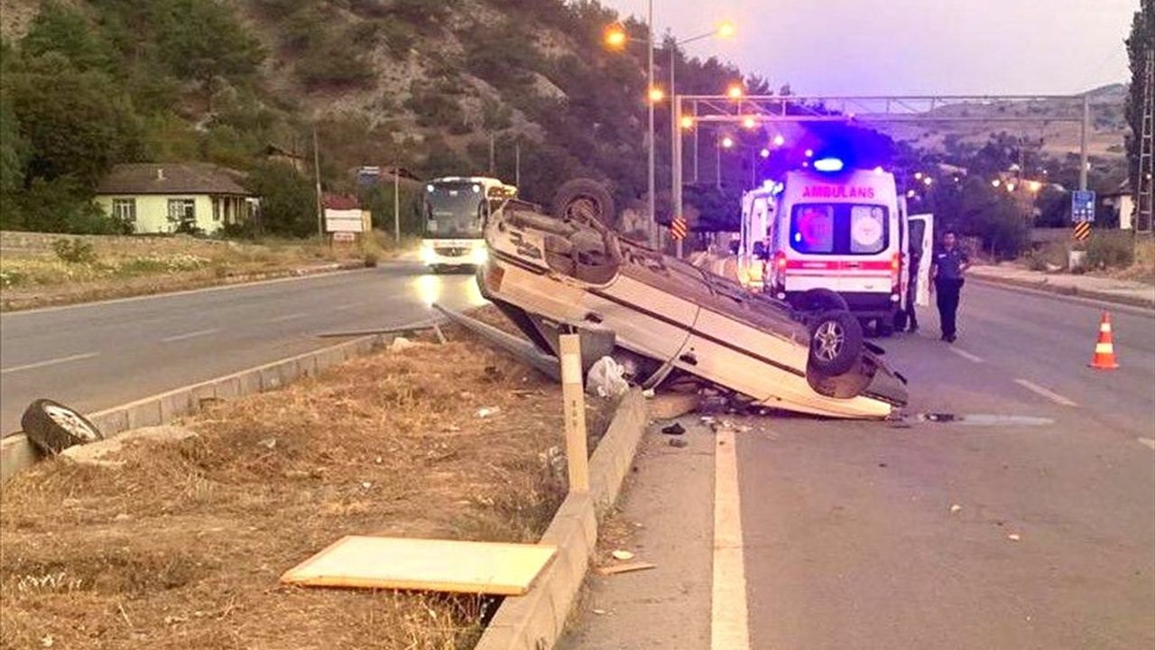 Amasya'da Aydınlatma Direğine Çarpan Otomobilde 4 Kişi Yaralandı