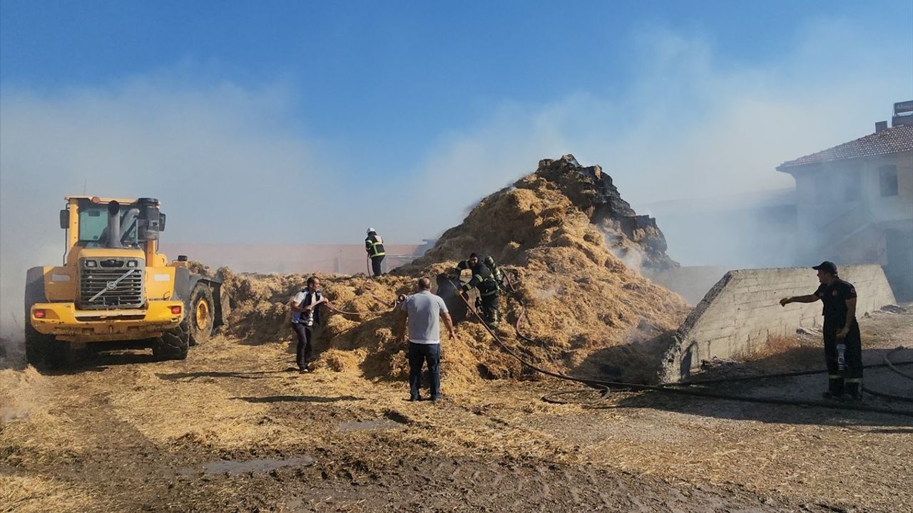 Amasya'da Samanlık Yangını: 80 Ton Saman Kül Oldu