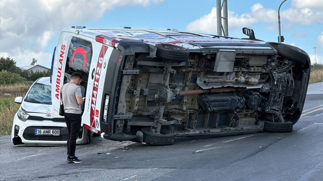 Ambulans, Kamyonet ve Otomobilin Karıştığı Zincirleme Kaza: 4 Yaralı