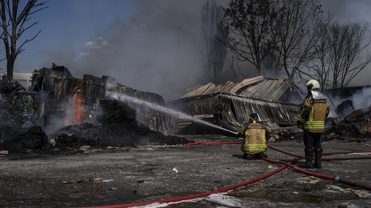 Ankara'da Geri Dönüşüm Fabrikasında Yangın