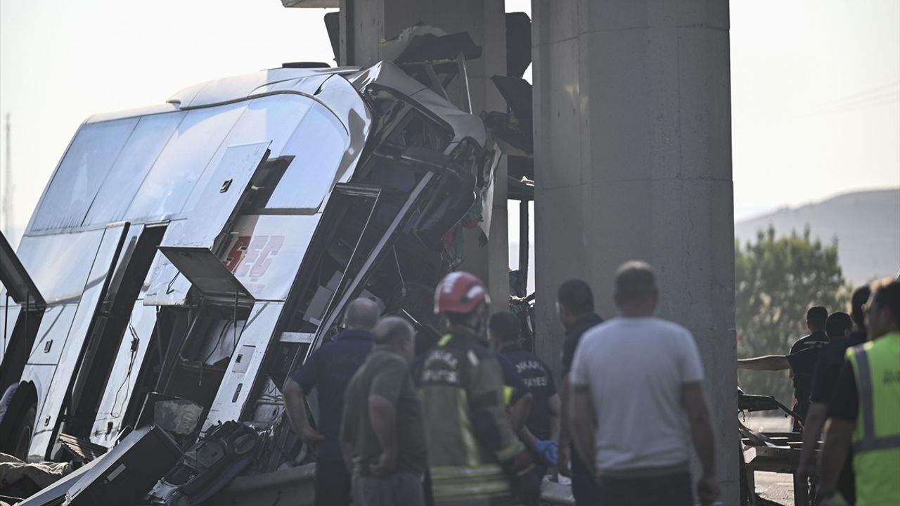 Ankara'da Yolcu Otobüsü Köprü Ayaklarına Çarptı: 9 Ölü, 26 Yaralı