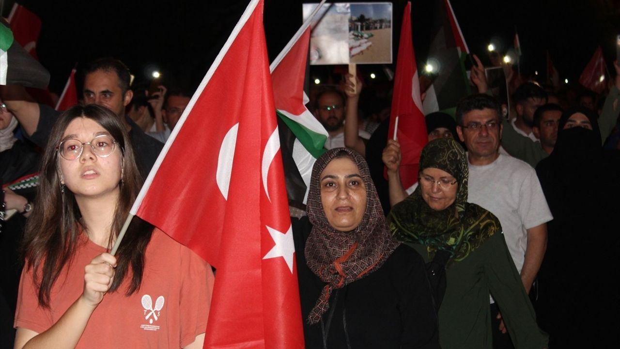 Antalya'da Filistin İçin Yürüyüş Düzenlendi