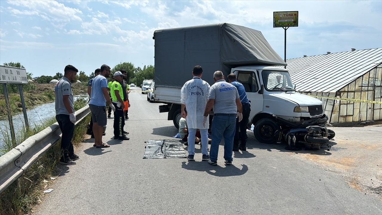 Antalya'da Kamyonet ve Motosiklet Çarpıştı: 1 Kişi Hayatını Kaybetti