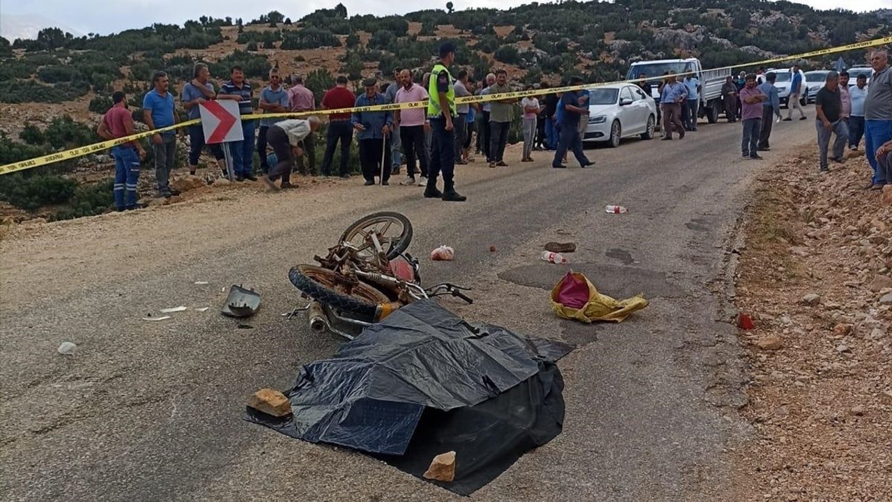 Antalya'da Motosiklet ve Kamyonet Kazası: Bir Kişi Hayatını Kaybetti