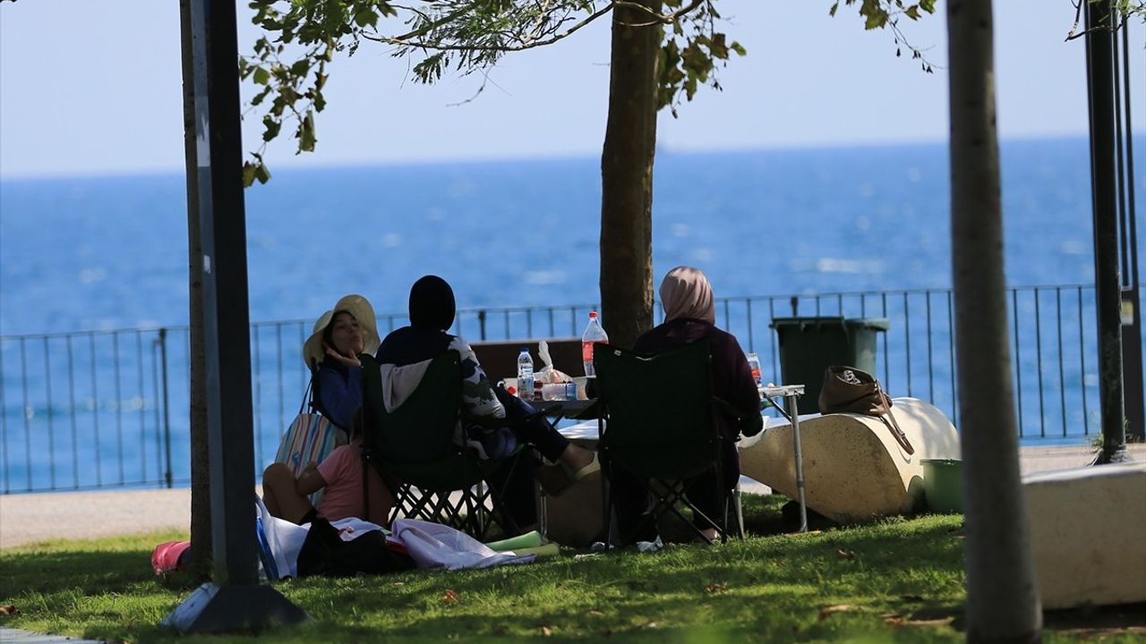 Antalya'da Sıcak Hava Sahillerde Yoğunluk Yarattı