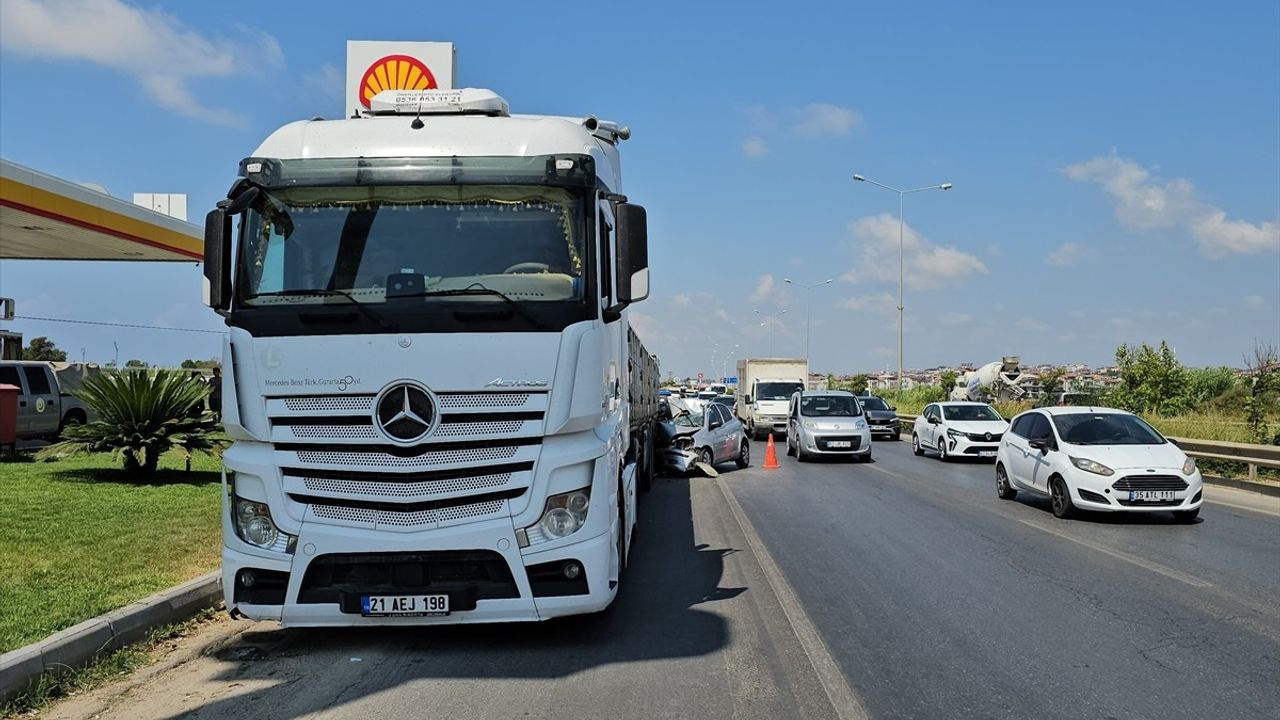 Antalya'da Tıra Çarpan Otomobildeki Kazada 1 Ölü, 1 Yaralı