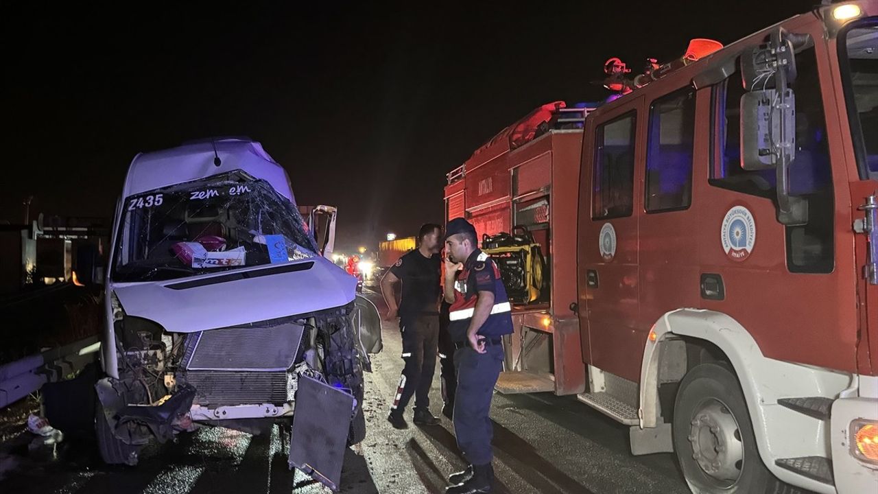 Antalya'da Tırla Çarpışan Minibüs Sürücüsü Yaralandı