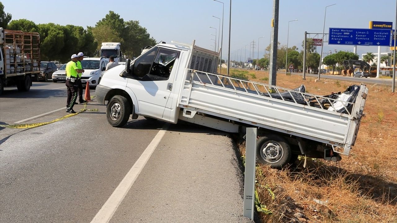 Antalya'da Trafik Kazası: Kamyonete Çarpan Otomobilin Sürücüsü Hayatını Kaybetti