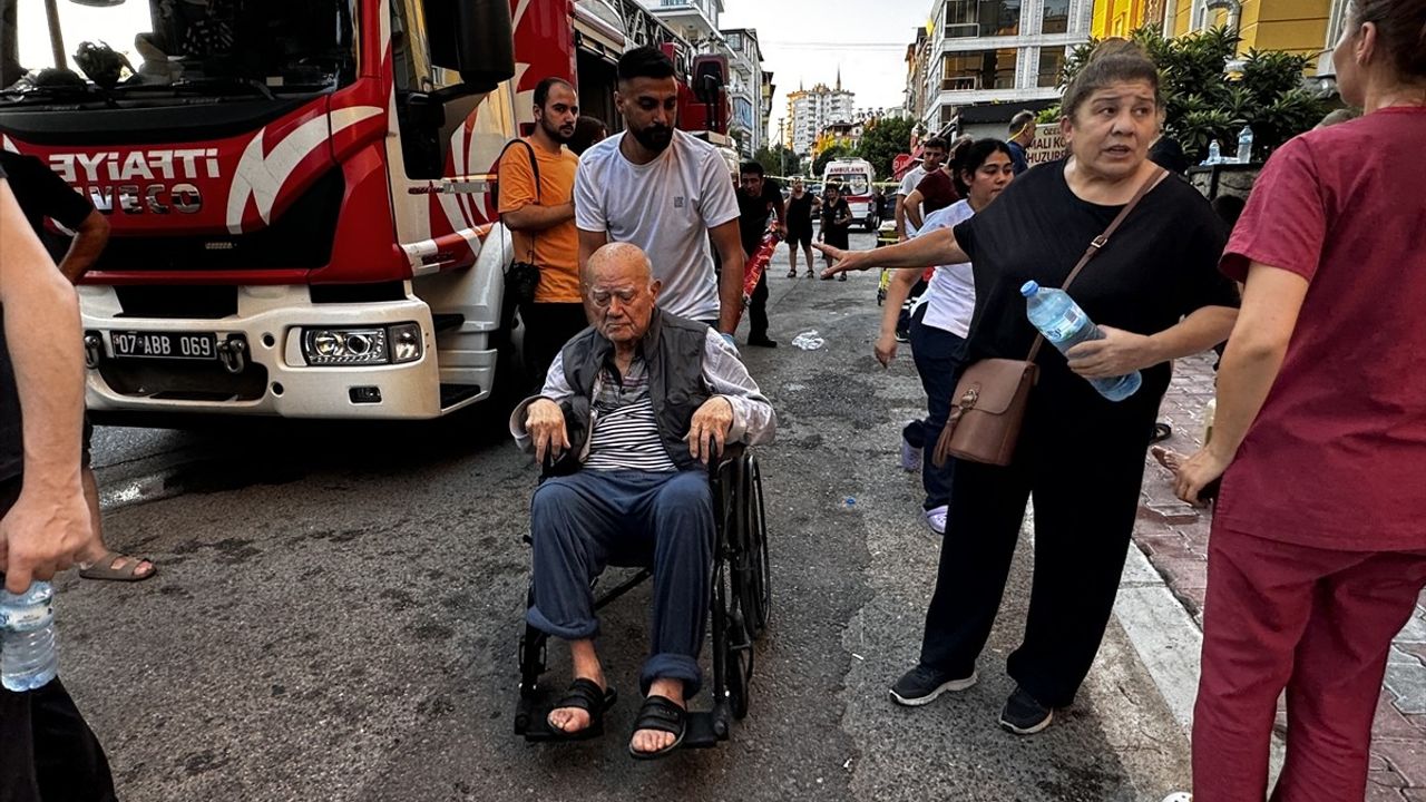 Antalya'daki Huzurevi Yangınında Üç Yaralı