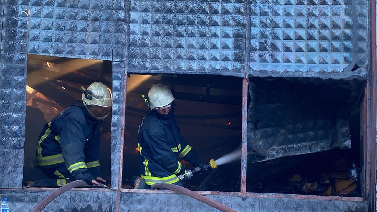 Antalya'daki Kağıt Fabrikasında Yangın Kontrol Altına Alınmaya Çalışılıyor