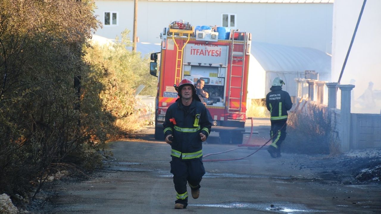 Antalya'daki Kağıt Fabrikasındaki Yangın Kontrol Altına Alındı