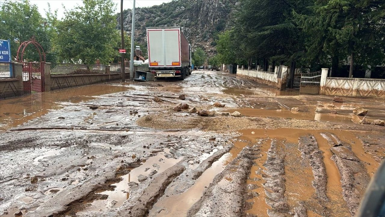 Antalya Elmalı'da Sağanak Felaketi: Su Baskınları ve Taşkınlar