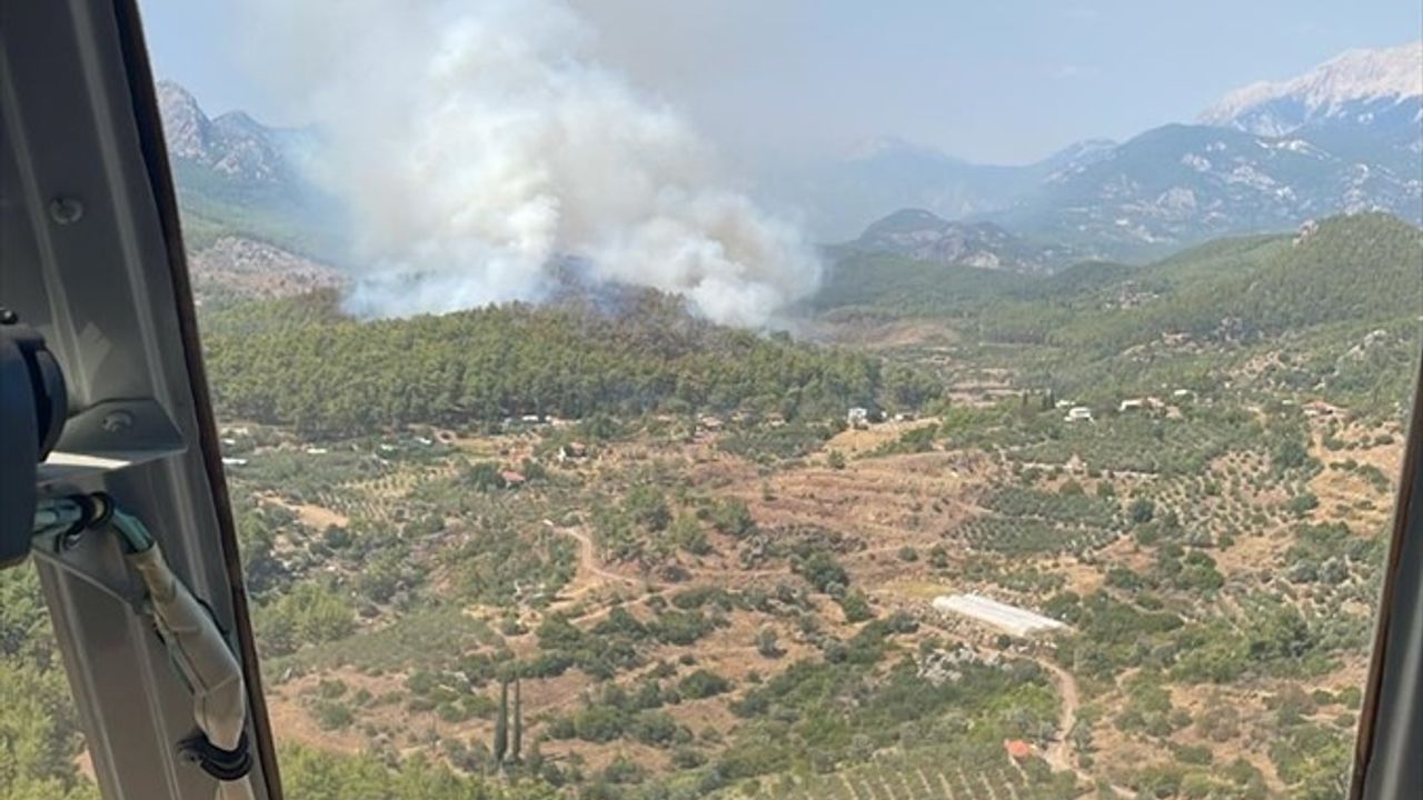 Antalya'nın Serik İlçesinde Orman Yangını Başladı