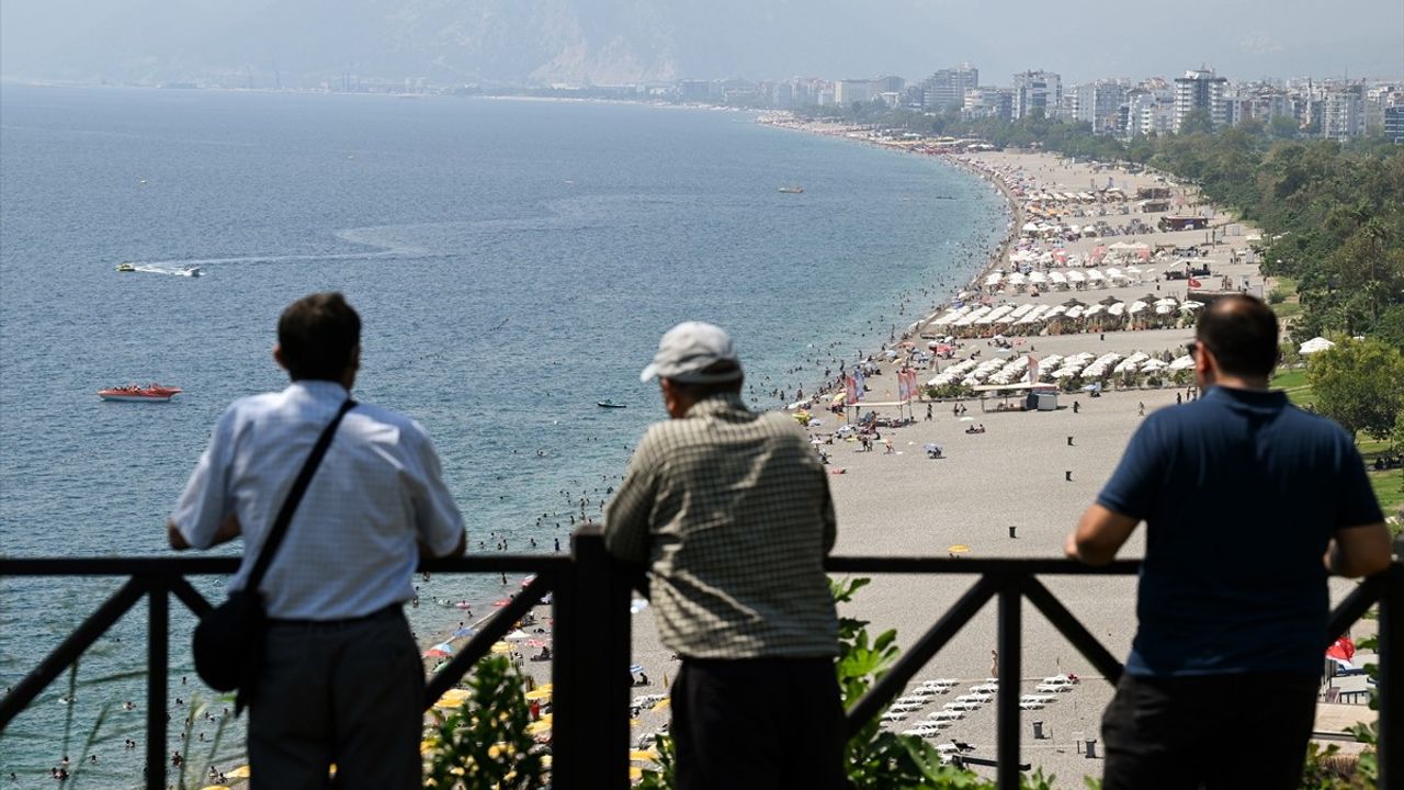 Antalya Sahilleri Sıcak Havalarda Yoğun Ziyaretçi Akınına Uğradı