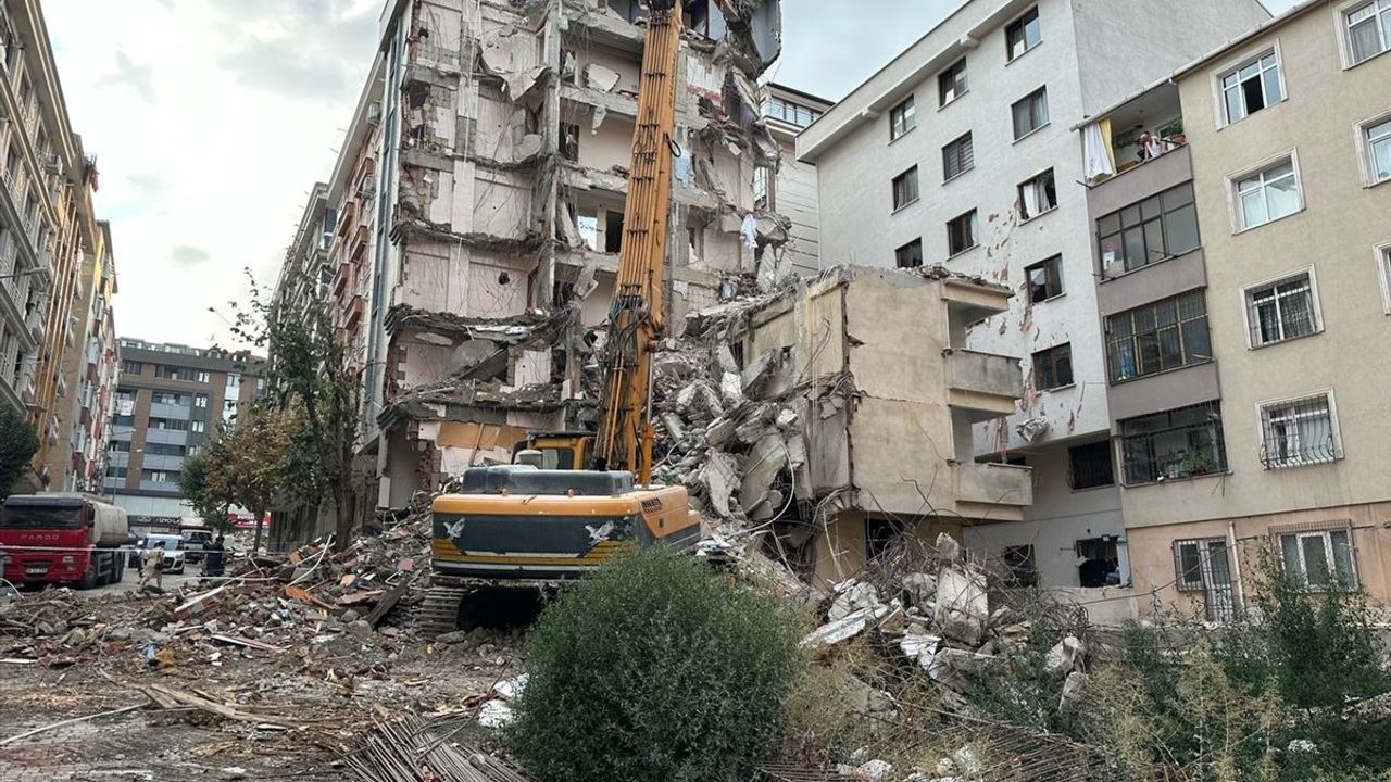 Bahçelievler'de Yıkım Çalışmalarında Molozlar Apartmana Zarar Verdi