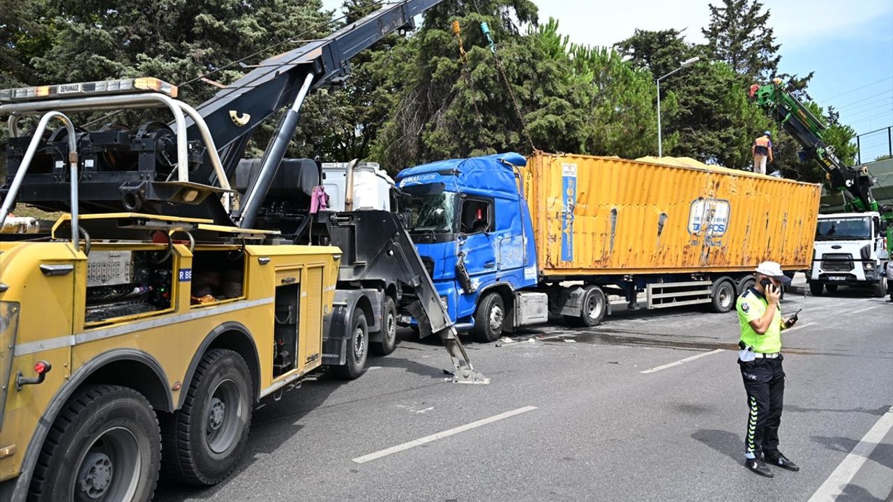 Bakırköy'de Üst Geçide Çarpan Tır Devrildi: 6 Yaralı