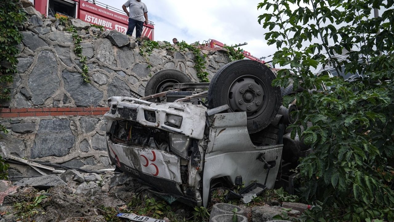 Başakşehir'de Kamyonet Bahçeye Düştü: Sürücü Kurtarıldı