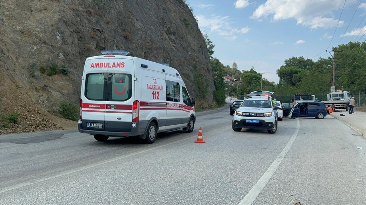 Bilecik'te Trafik Kazası: 1 Ölü, 2 Yaralı