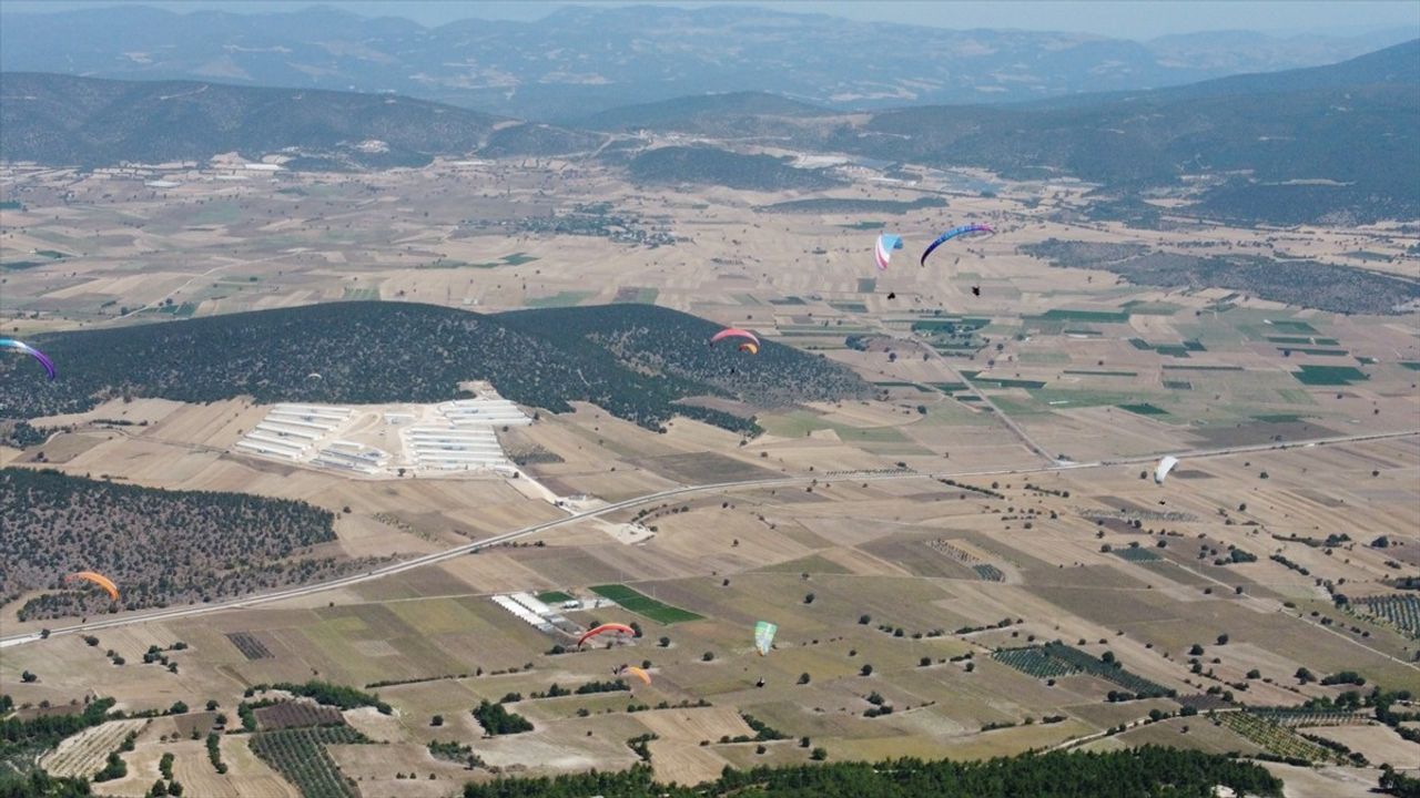 Bilecik'te Yamaç Paraşütü Heyecanı: Take Off Etkinliği Devam Ediyor