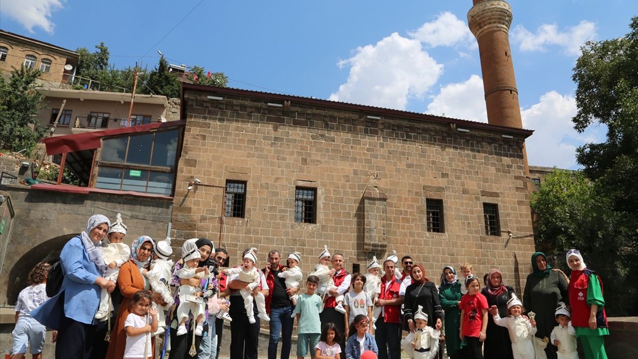 Bitlis'te Geleneksel Sünnet Şöleni Düzenlendi