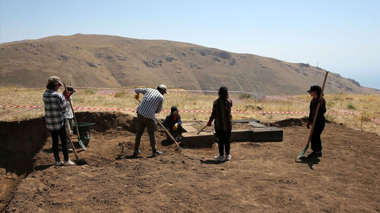 Bitlis'teki Urartu Kalesi'nde Tarihi Buluntular