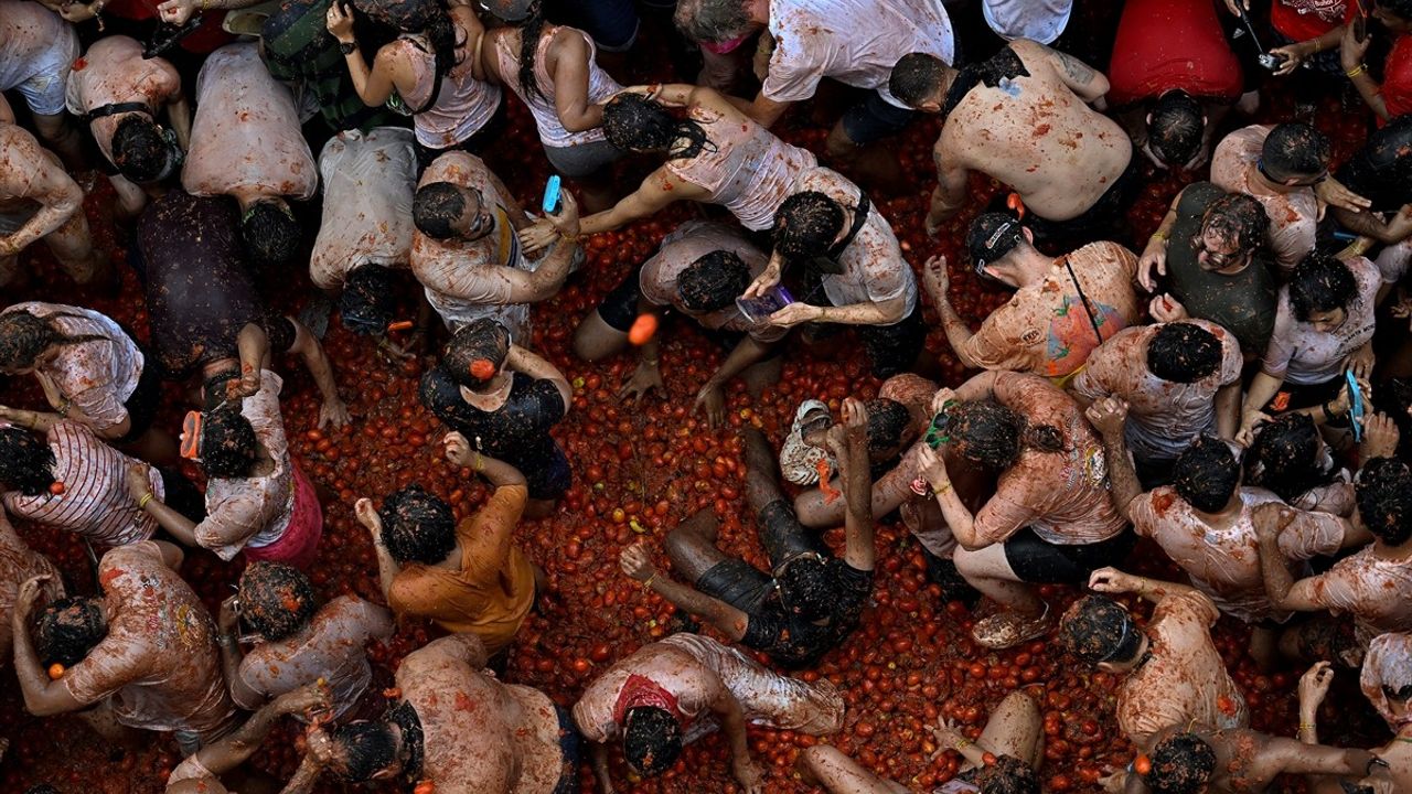 Bunol'da La Tomatina Festivali: 120 Ton Domatesle Kırmızıya Boyanan Sokaklar