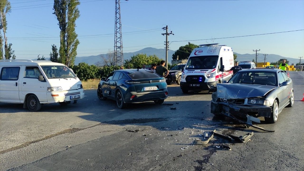 Bursa’da Zincirleme Trafik Kazası: 2 Yaralı