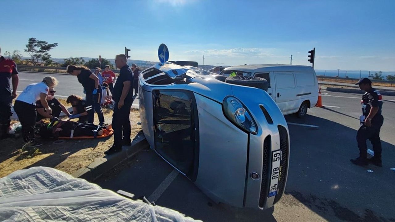 Çanakkale'de Otomobil ile Minibüs Çarpıştı, 7 Yaralı