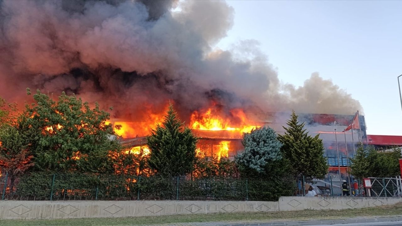 Çerkezköy'deki Fabrikada Yangın: İtfaiye Ekipleri Müdahalede Bulunuyor