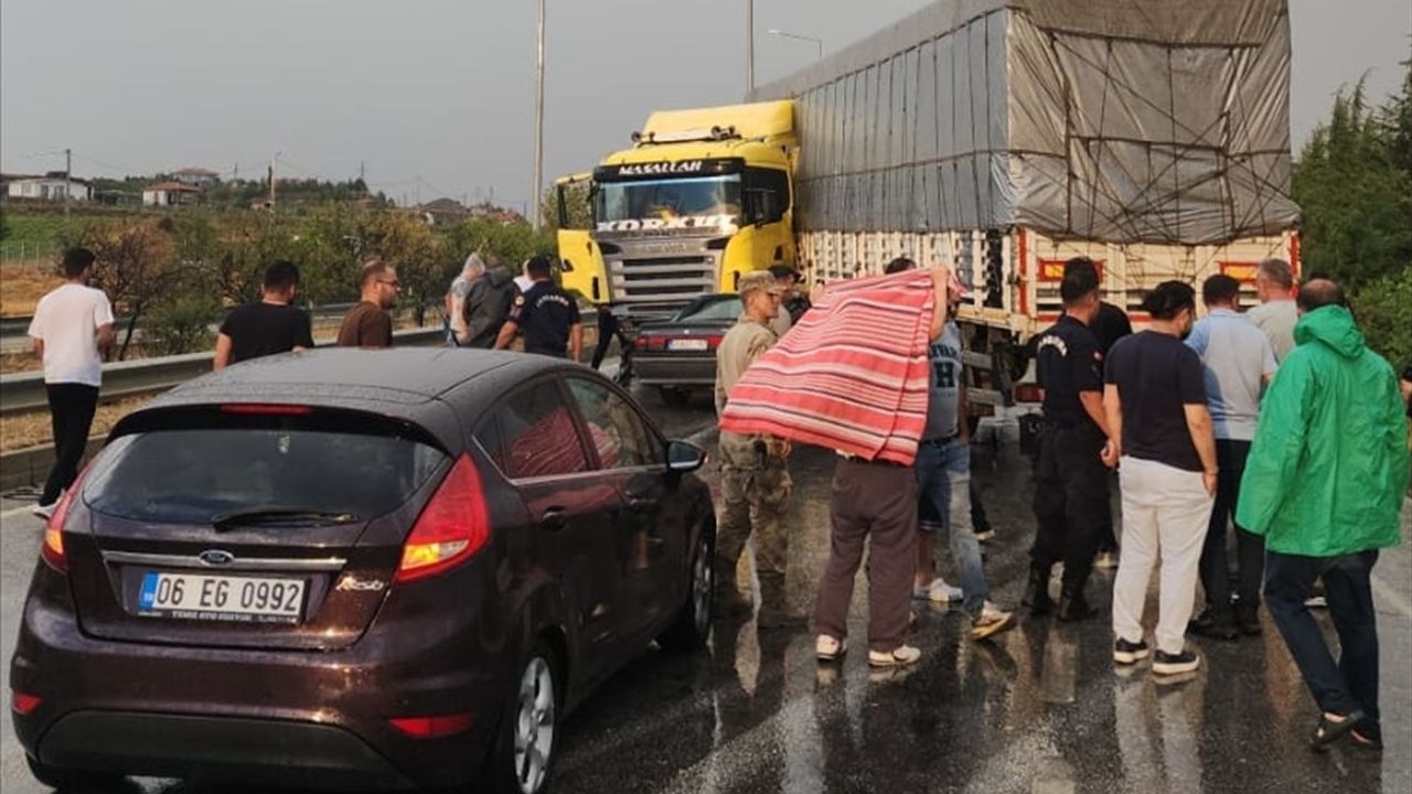 Çorum'da Tırla Çarpışan Otomobilde 4 Yaralı