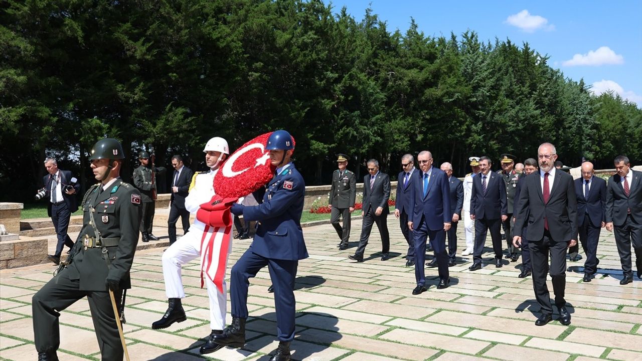 Cumhurbaşkanı Erdoğan ve YAŞ Üyeleri Anıtkabir'i Ziyaret Etti