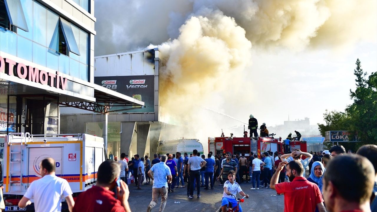 Diyarbakır 2. Sanayi Sitesi'ndeki Yangın Kontrol Altına Alındı