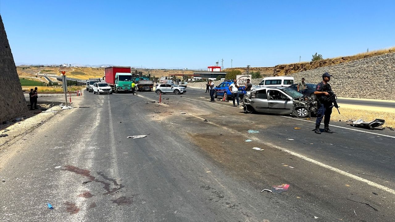 Diyarbakır'da Tır ve Otomobil Çarpıştı: 5 Yaralı