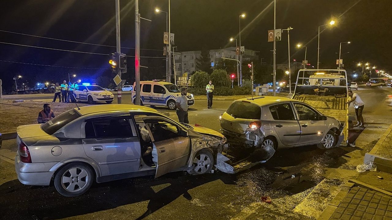 Diyarbakır'da Üç Otomobili Etkileyen Kaza: 7 Yaralı