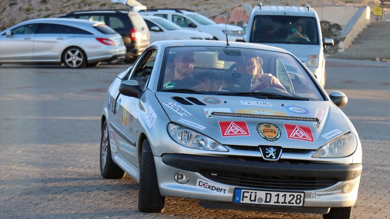 Doğu-Batı Dostluk ve İpek Yolu Rallisi Nemrut Dağı'nda