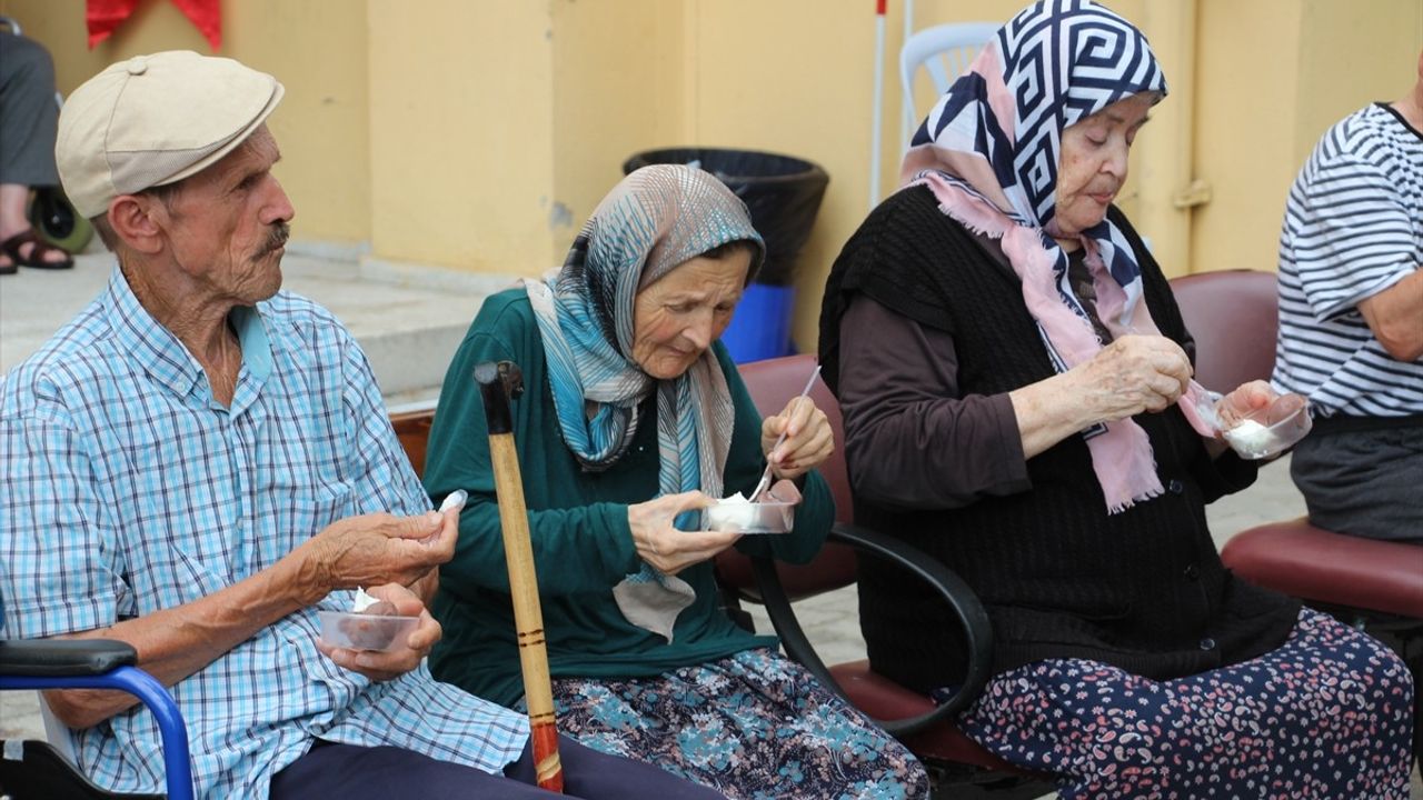 Düzce'de Huzurevi Sakinleri İçin Neşeli Bir Dondurma Şenliği