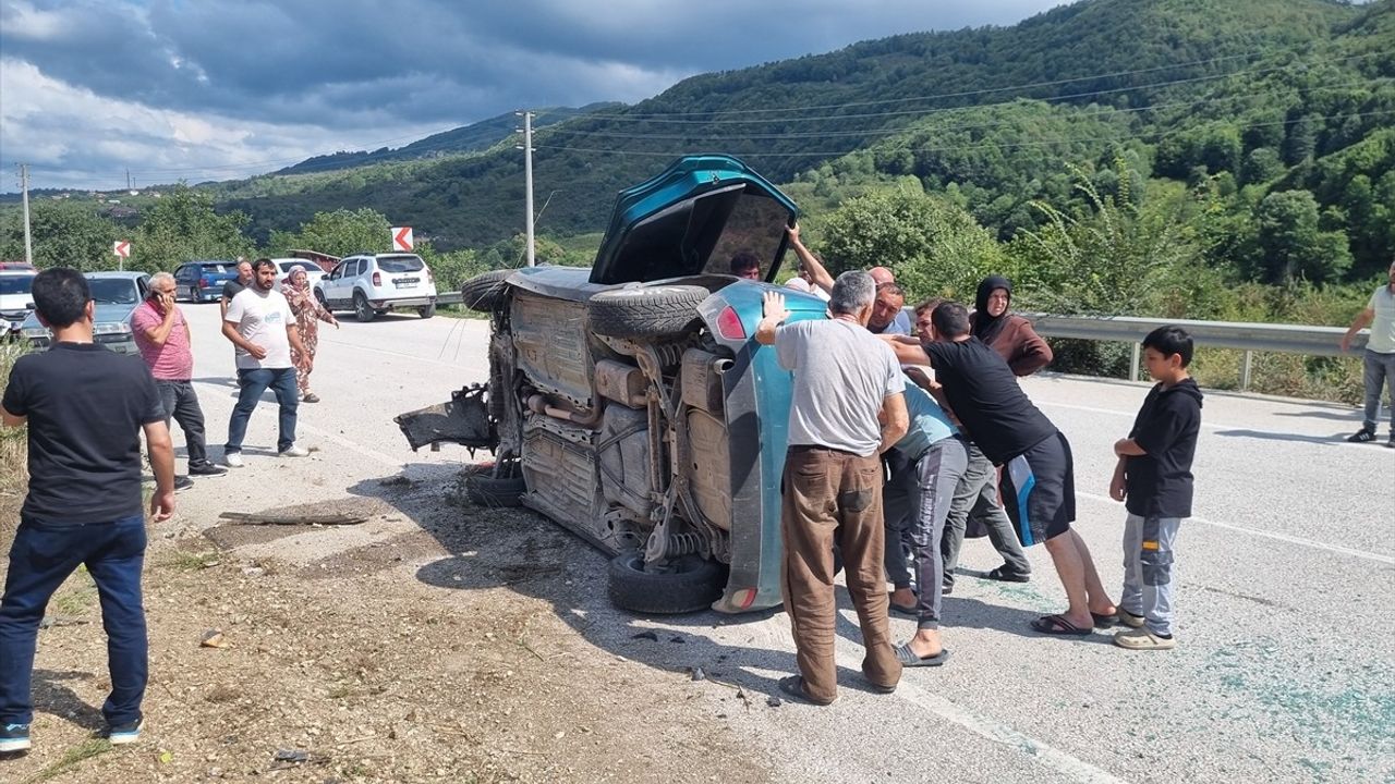 Düzce'de Otomobil Devrildi, Üç Kişi Yaralandı