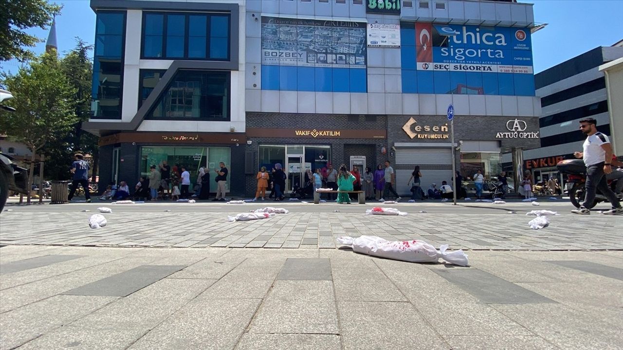 Düzce'de Protesto: Kanlı Kefenli Bebekler ile İsrail Saldırıları Kınandı