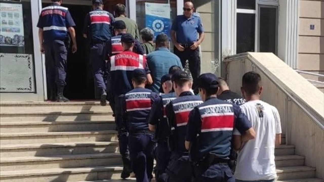 Edirne'de Yunanistan'a Kaçmaya Çalışan 8 Zanlı Tutuklandı