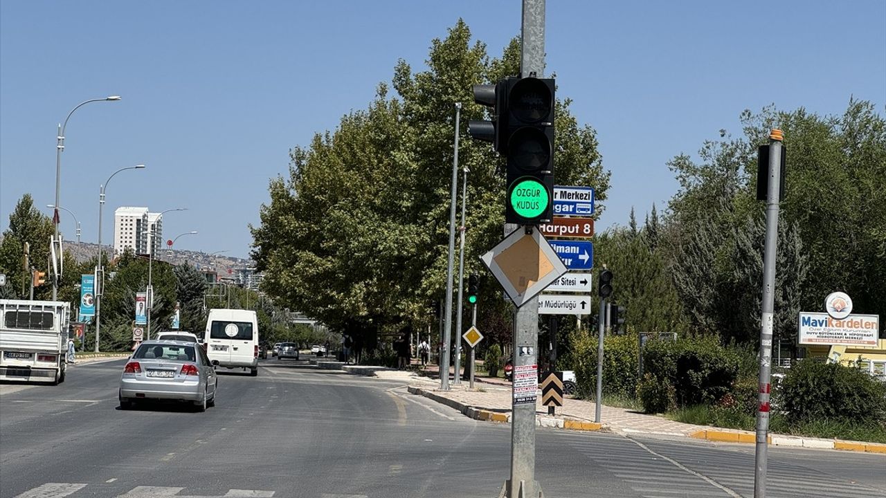 Elazığ'da Trafik Işıklarıyla İsrail Protestosu