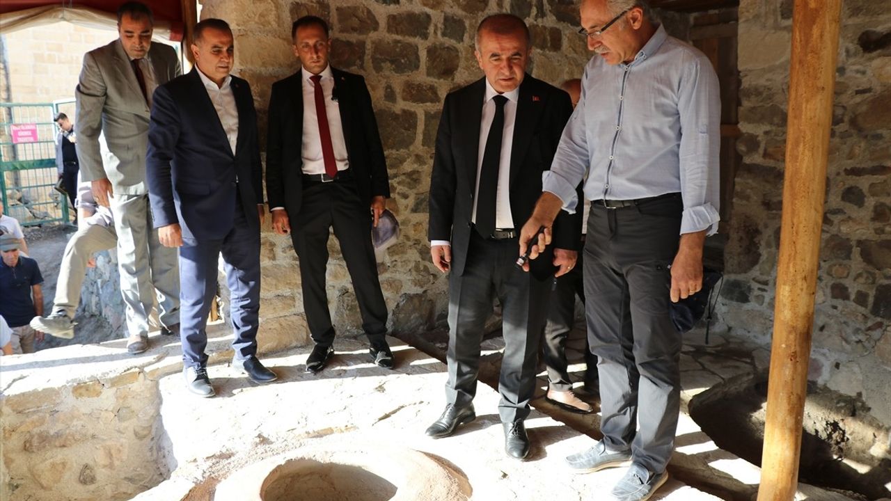 Elazığ Valisi Hatipoğlu, Harput Kalesi Kazı Çalışmalarını İnceledi