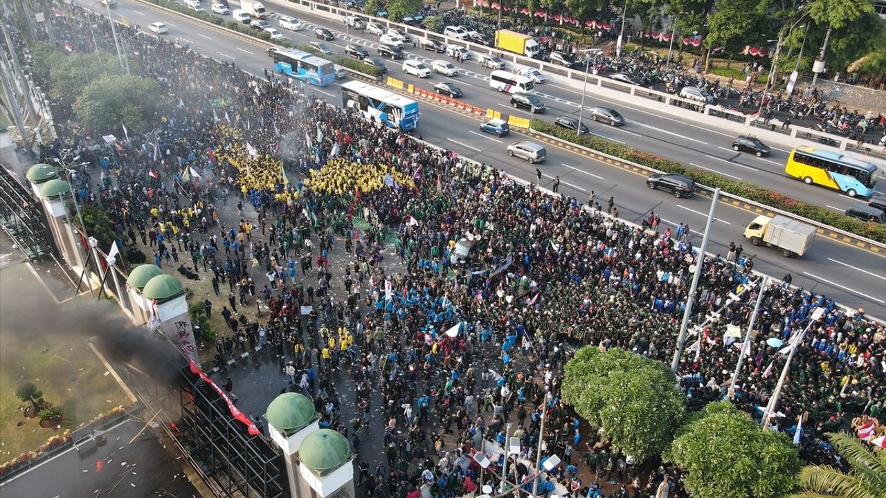 Endonezya'da Seçim Yasası Değişikliği Protestoları