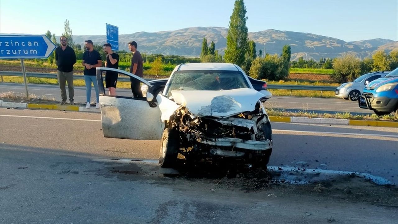 Erzincan'da İki Otomobil Çarpıştı: 8 Yaralı