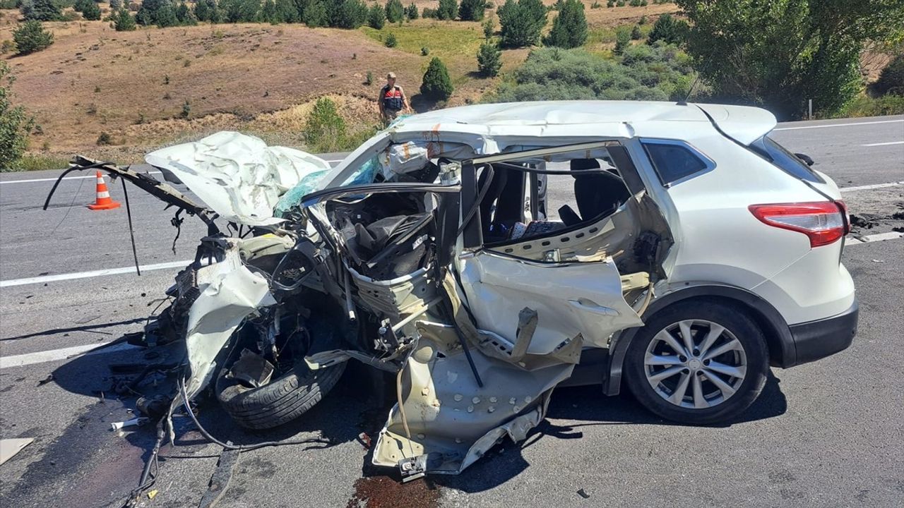 Erzincan'da Trafik Kazası: 3 Ölü, 4 Yaralı