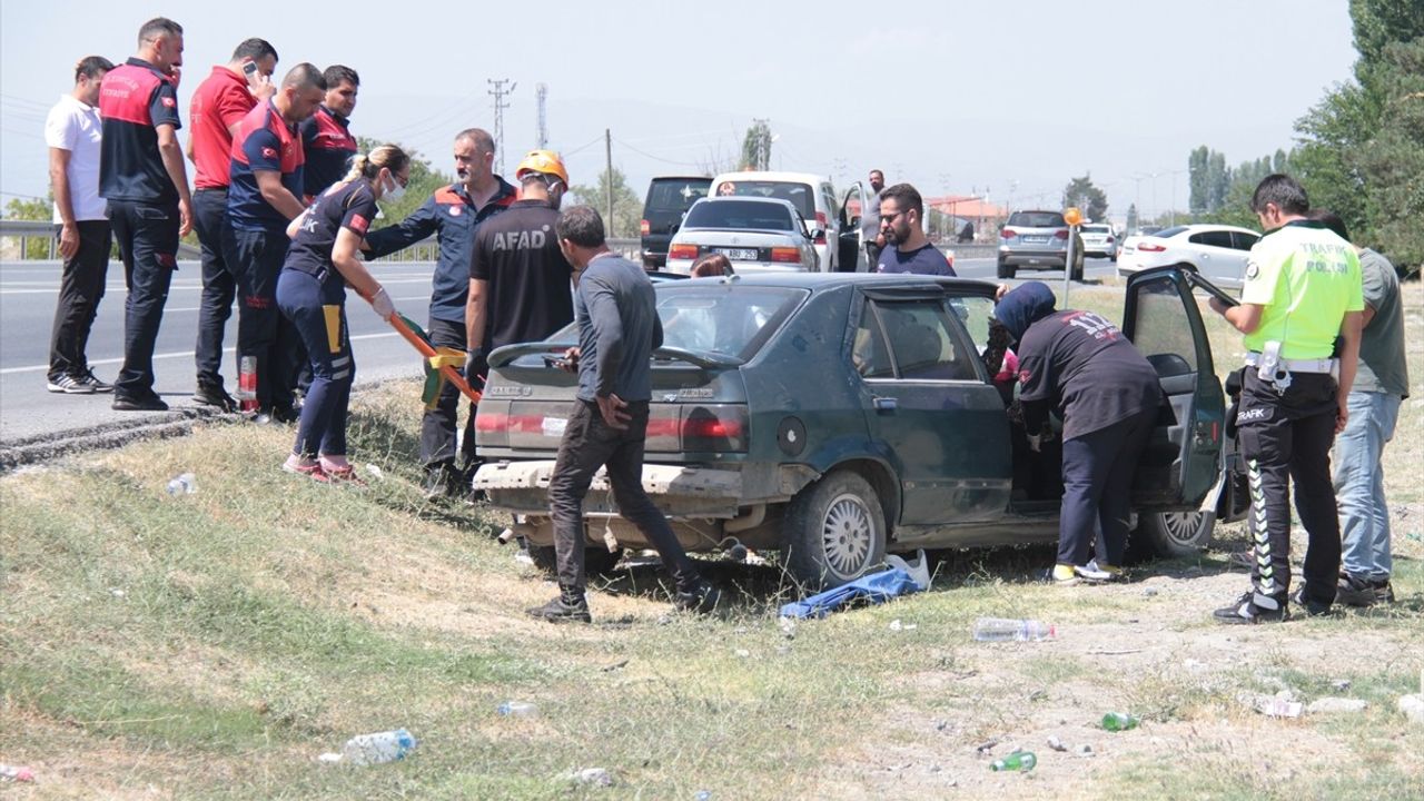 Erzincan'da Trafik Kazası: Otomobil Şarampole Düştü, 4 Yaralı