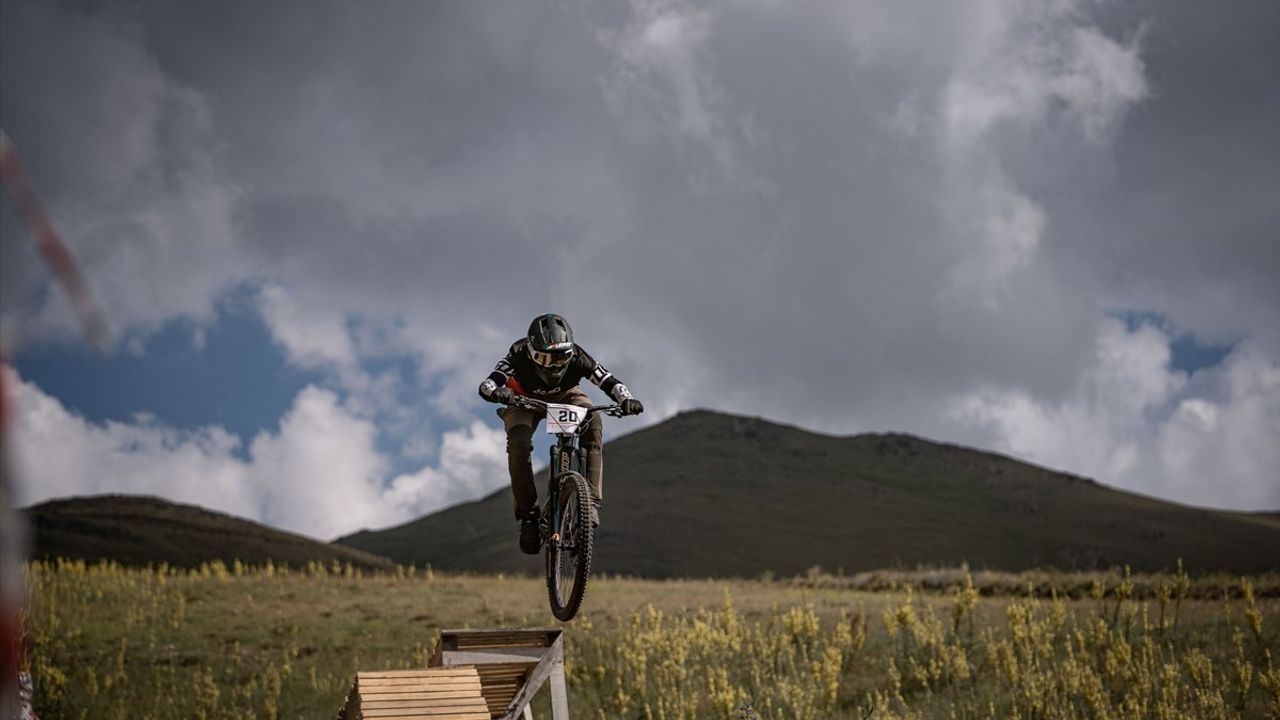 Erzurum'da Downhill Bisiklet Şampiyonası Öncesi Resmi Antrenman Gerçekleştirildi