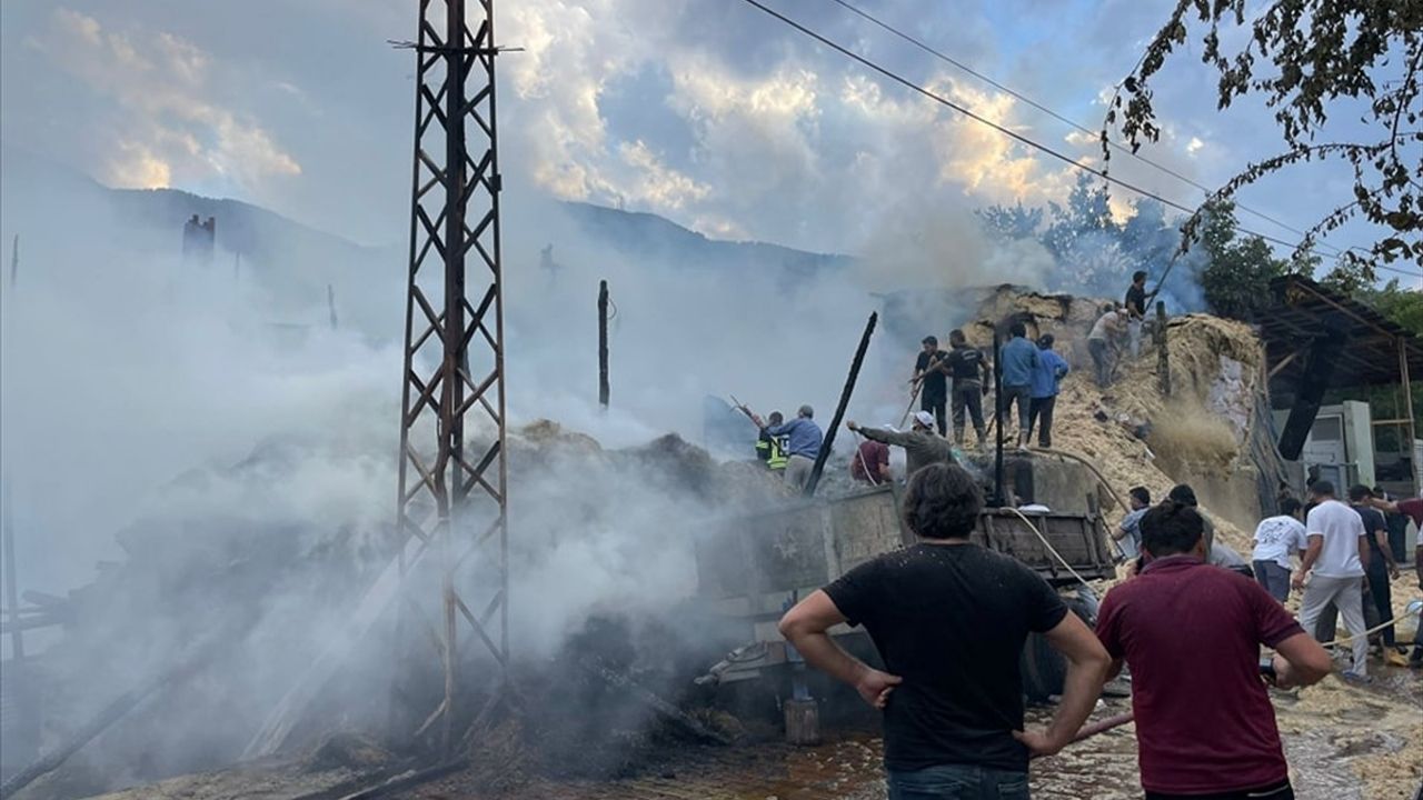 Erzurum Tortum'da Samanlık Yangını: Ev ve Ahır Zarar Gördü