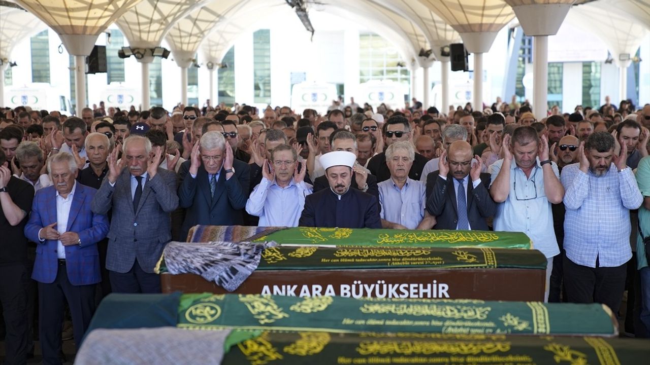 Eski Bakan Şener'in Oğlu Bedirhan Şener'in Anneannesi Toprağa Verildi