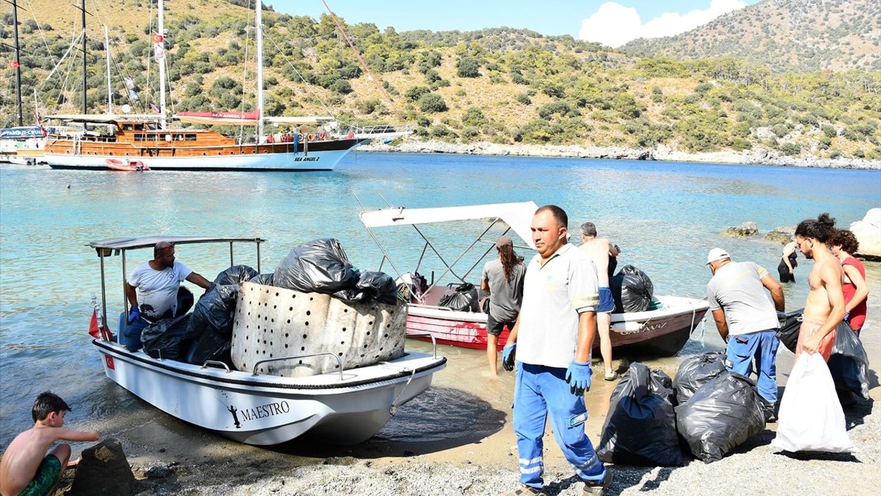 Fethiye'de Deniz Temizliği: 50 Torba Çöp Toplandı