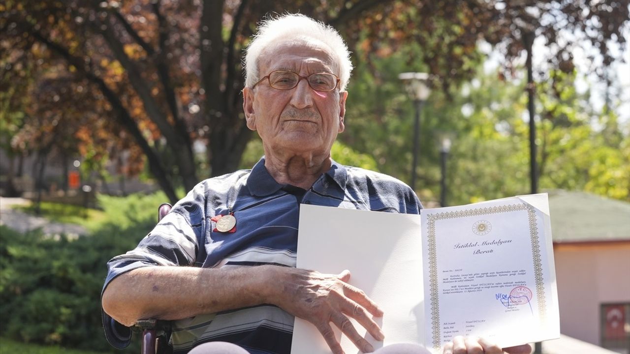 Gazi Veysel Düzcan'ın İstiklal Madalyası Oğluna Teslim Edildi